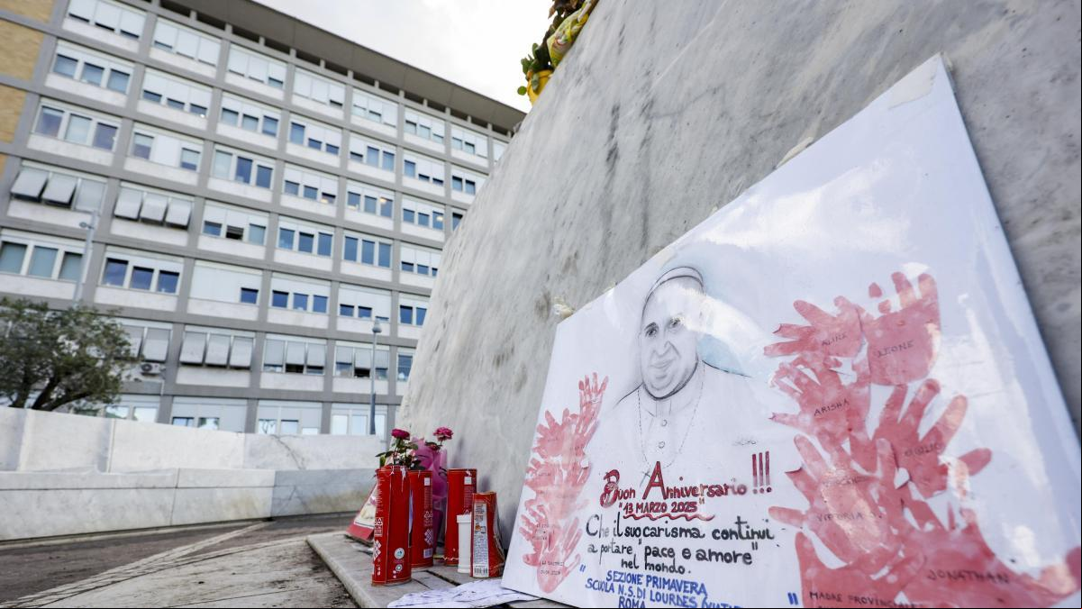 El Papa prorroga el calendario de reformas del último sínodo hasta 2028, desde el hospital