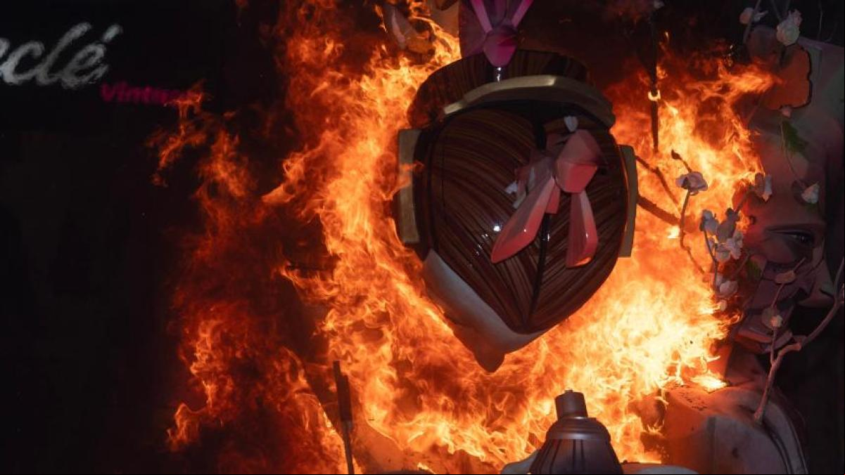 El fuego finiquita unas fallas marcadas por el recuerdo de la dana y la incesante lluvia