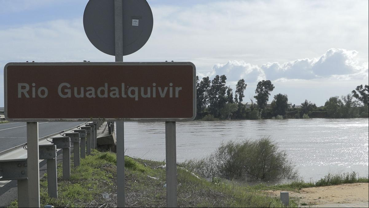 Martinho provoca desalojos en Sevilla por posibles inundaciones y Huelva sufre la embestida del viento