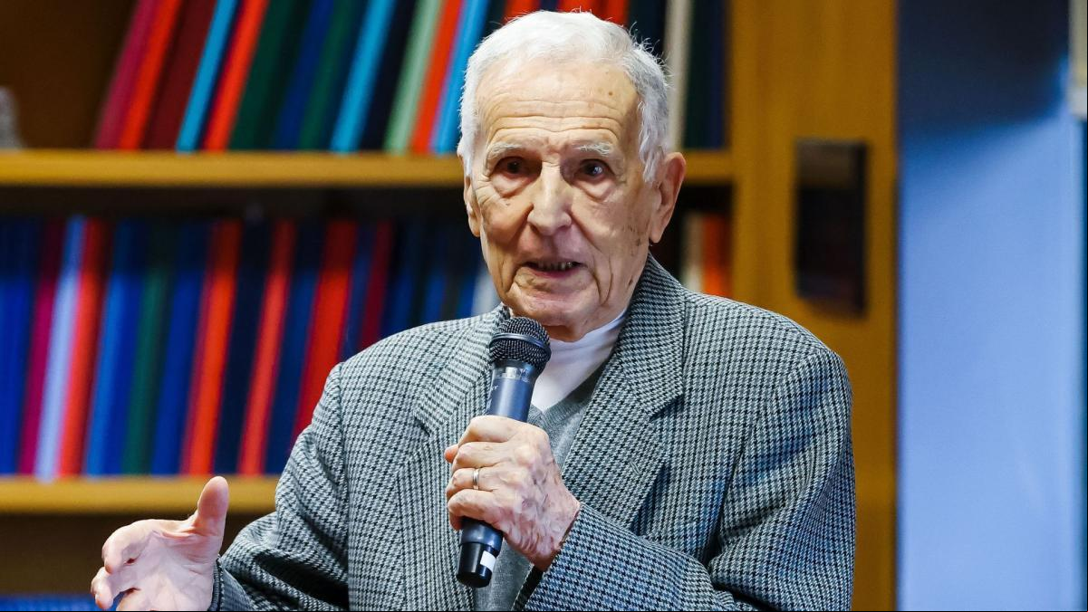 Silvio Garattini, científico y oncólogo, 96 años: “Cada día es un regalo y un equilibrio entre la conciencia de que mañana podría no despertar y la necesidad de planificar el futuro”