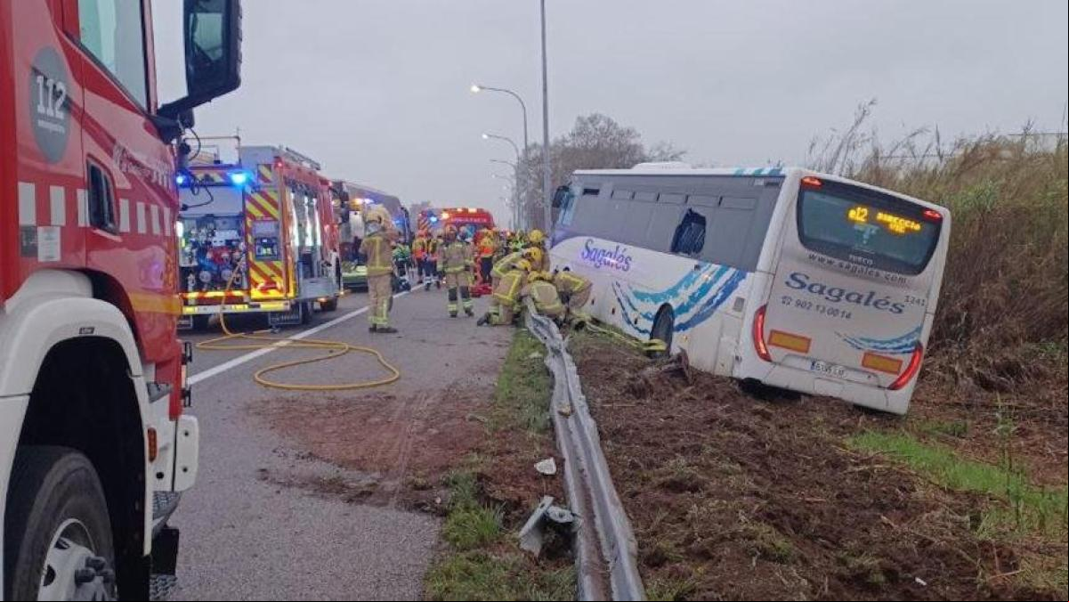 15 heridos leves y uno menos grave en la salida de vía de un autocar en la C-33 en Mollet del Vallès