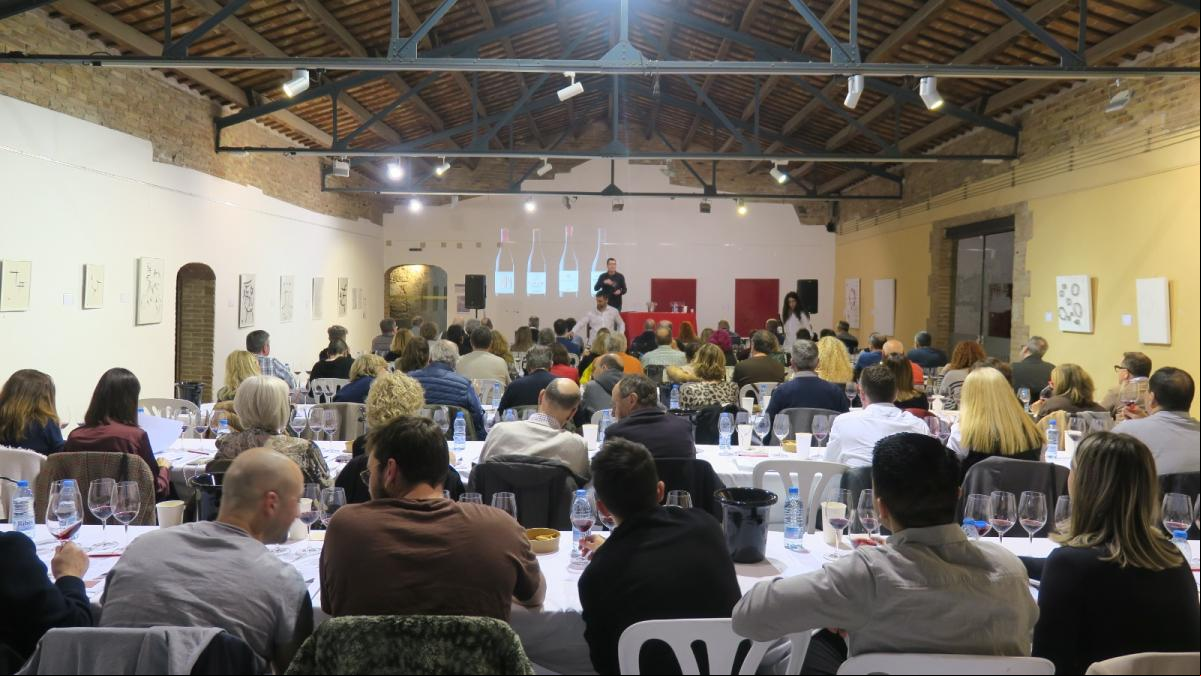 Un centenar de personas participan en la cata solidaria con Picanya del enólogo Tomàs Cusiné