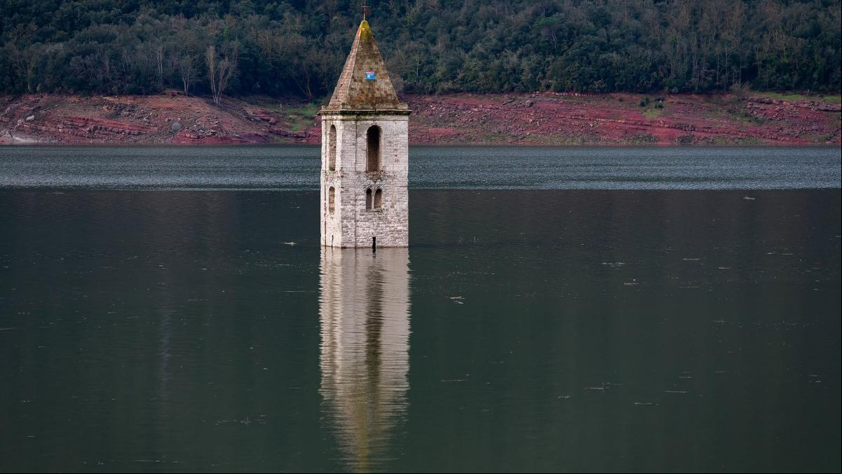 El campanario de Sau ya se sumerge