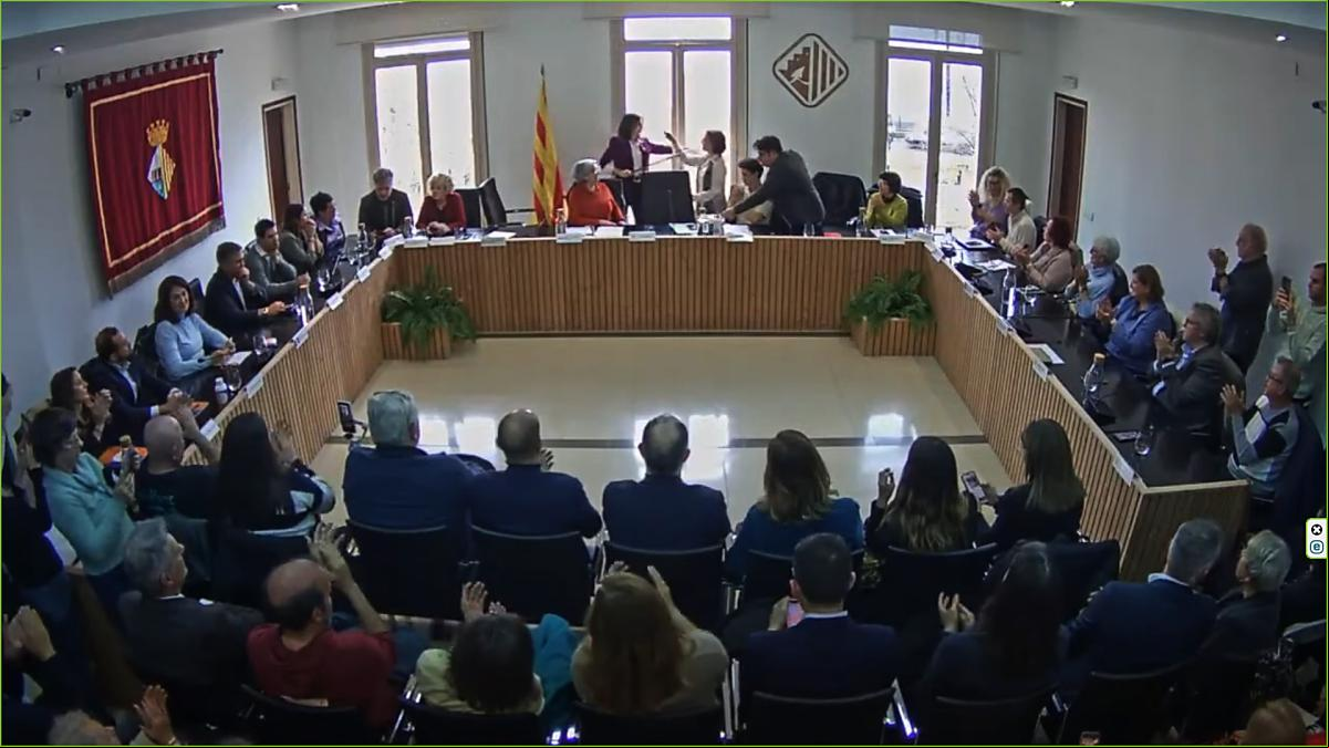 Prospera la moción de censura contra la alcaldesa de Junts en Vilassar de Mar