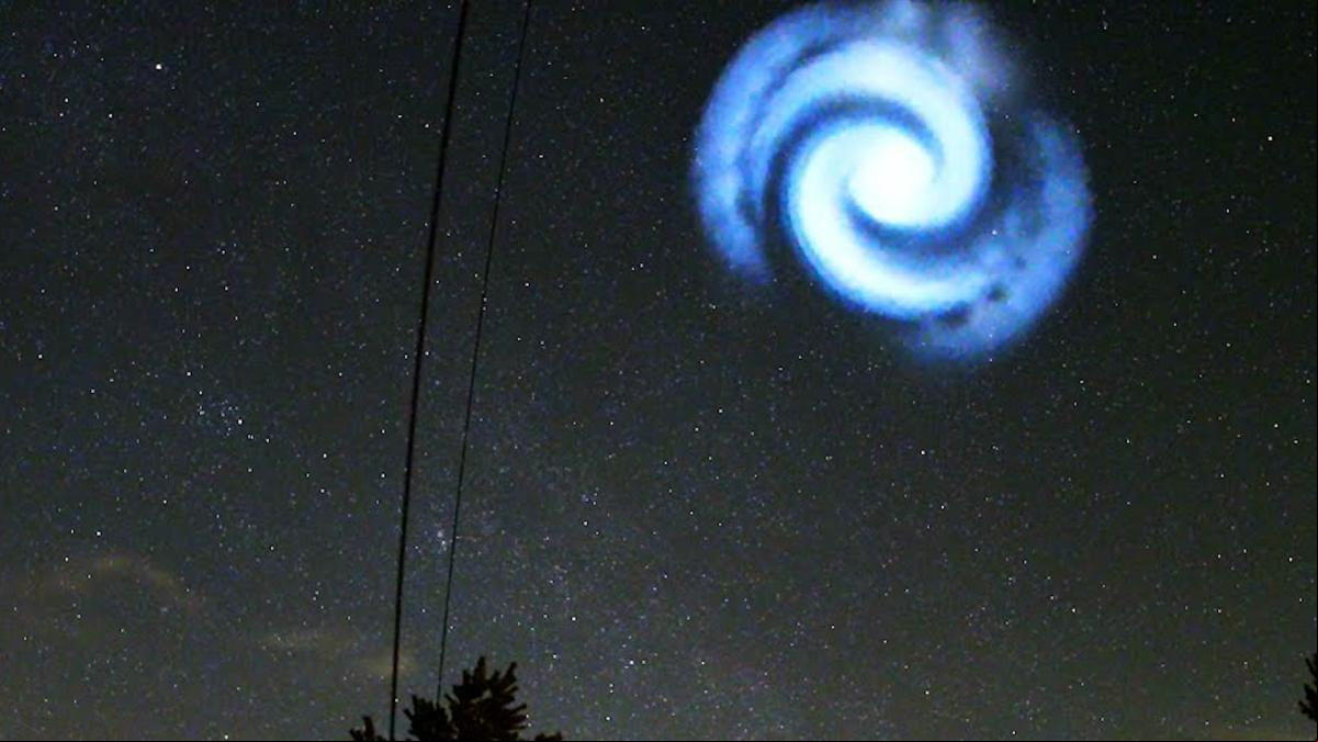 Imágenes de las espirales azules que se han visto sobre el cielo de Mallorca