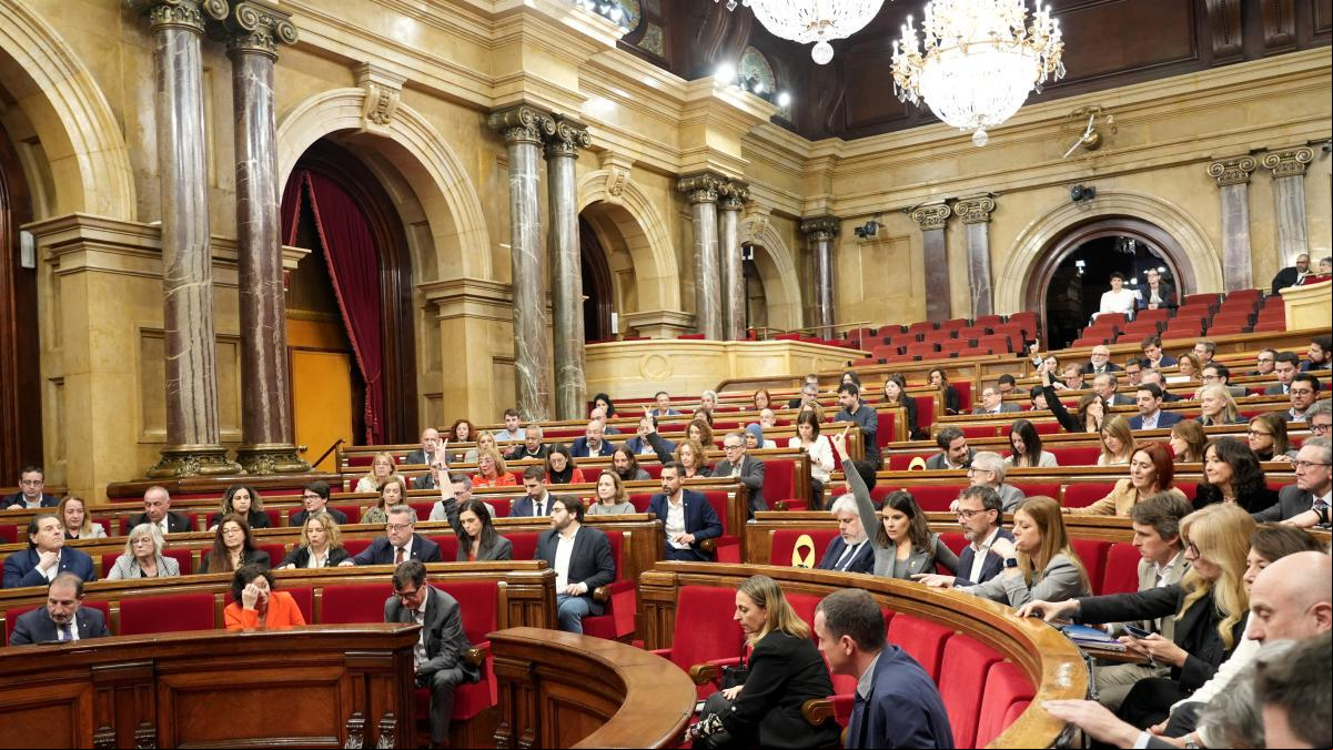 El Parlament reclama ayudas del 25% del alquiler para jóvenes que cobran menos de 2.200 euros al mes
