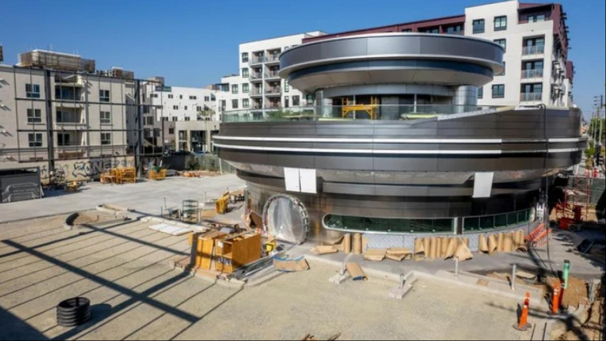 Elon Musk y el primer restaurante Tesla de la historia: un platillo futurista ha aterrizado en Los Ángeles