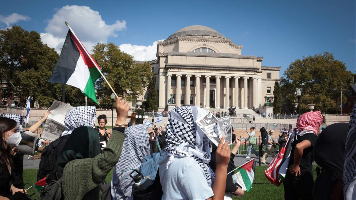 La rectora de la Universidad Columbia dimite a la semana de capitular a las exigencias de Trump