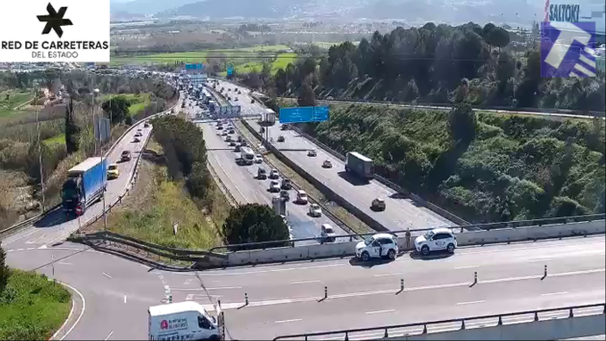 El incendio de un vehículo en la AP-7 en Santa Perpètua provoca retenciones en sentido sur