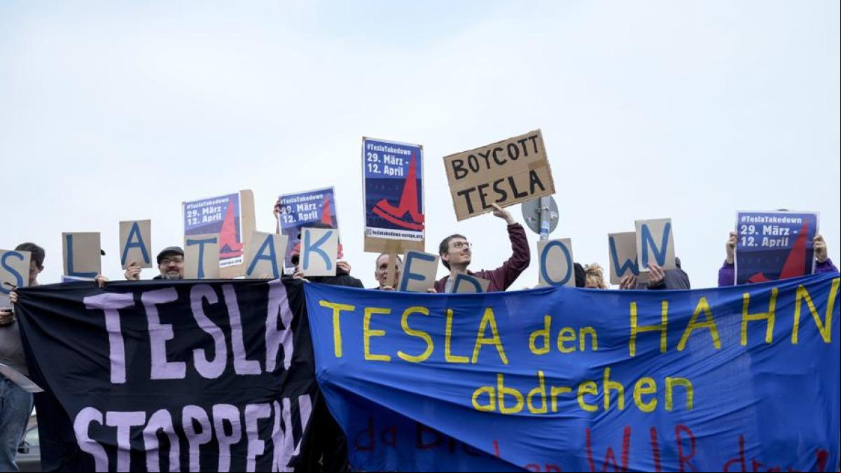 Manifestantes en Reino Unido y Alemania boicotean los coches de Tesla de Elon Musk