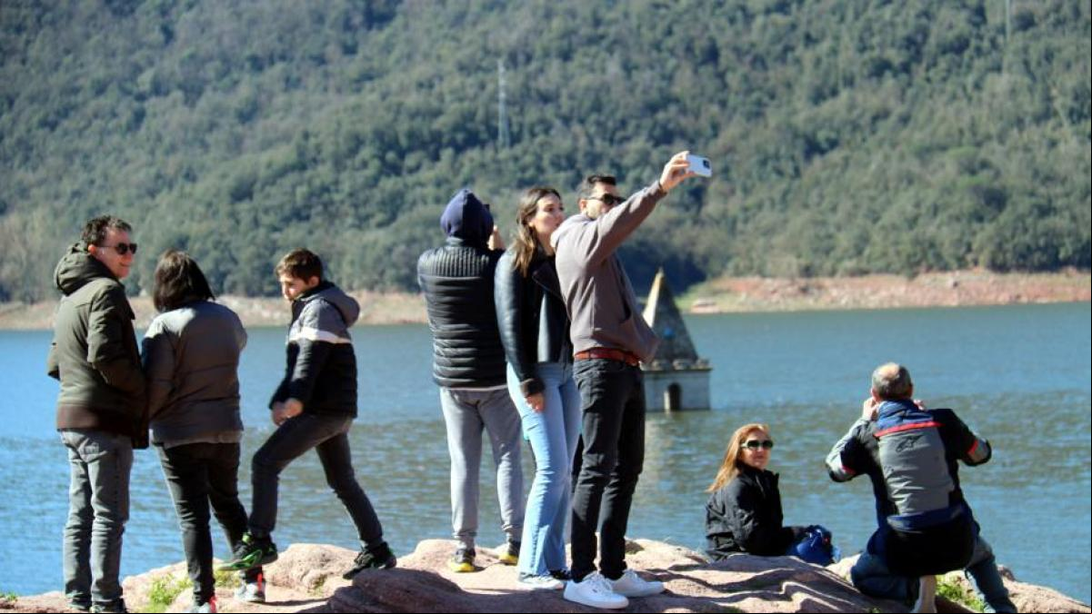El pantano de Sau se llena de visitantes atraídos por el aumento de las reservas de agua