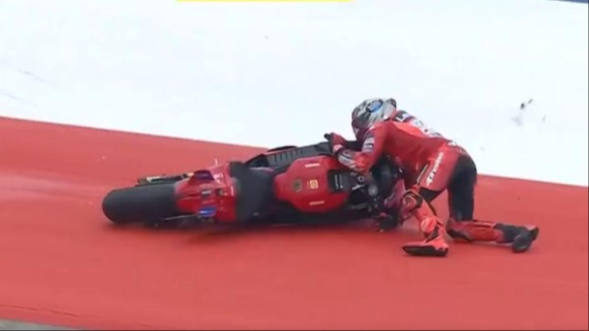 Marc Márquez es humano: se cae y regala la victoria a Bagnaia y el liderato a Àlex Marc Márquez es humano: se cae y regala la victoria a Bagnaia y el liderato a Àlex