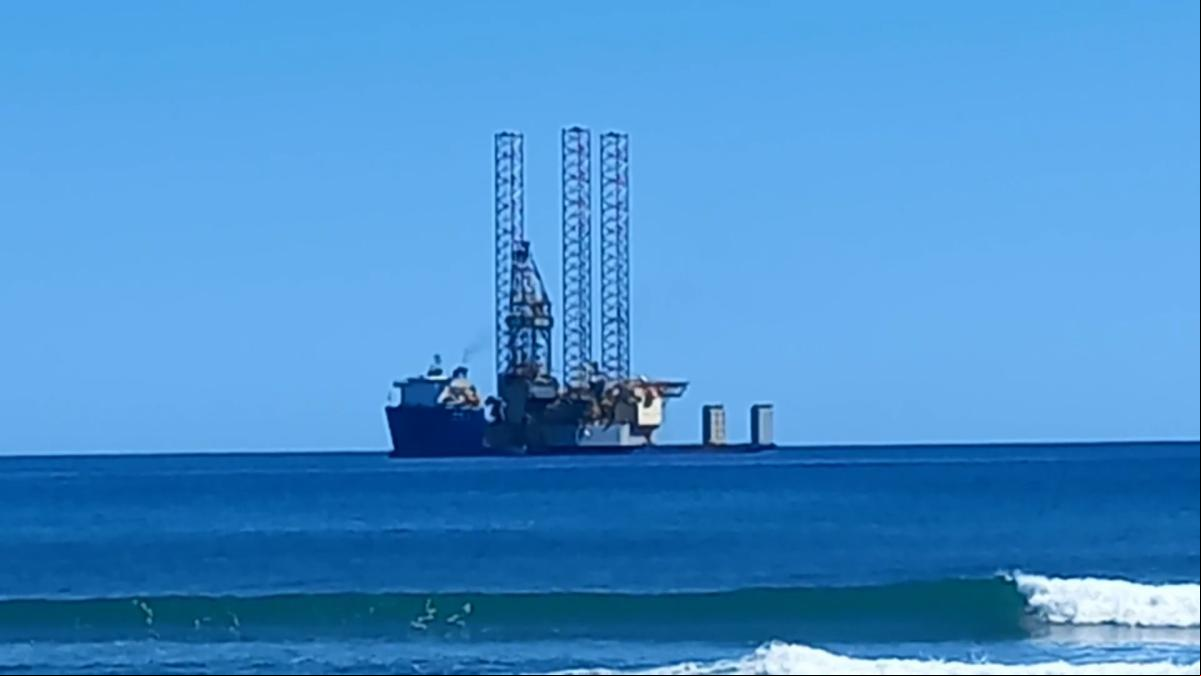 Una estructura de 160 metros llega a Tarragona para sellar los pozos de gas del proyecto Castor