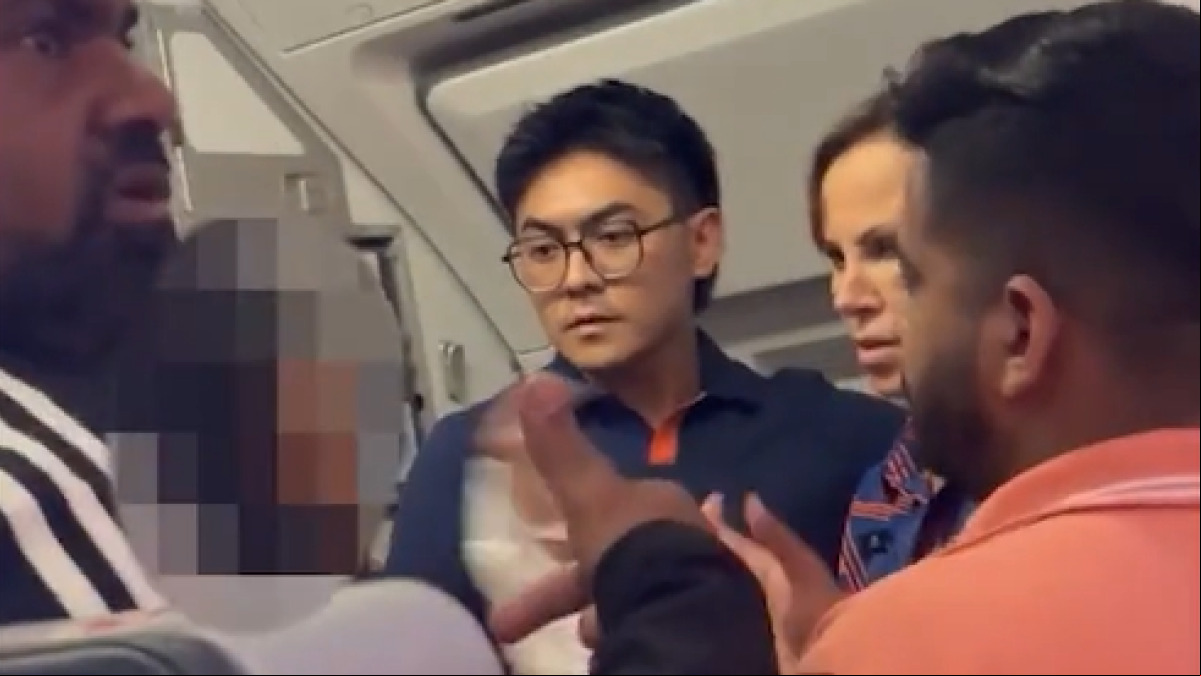 Terror en pleno vuelo: una mujer intenta abrir la puerta de un avión a 9.000 metros de altura