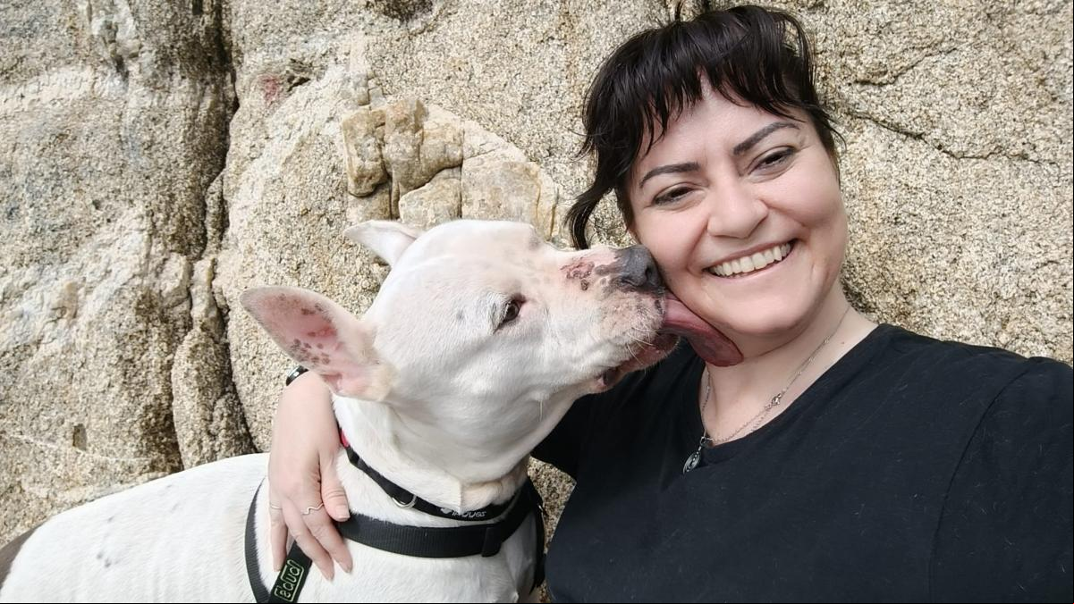 Olga Pérez, 44 años, tras acoger a Roli, una perra con metástasis: “Cuando más ayuda necesitaba, la dejaron tirada; me tocó muchísimo”
