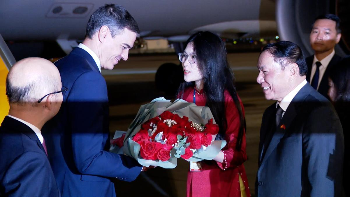 Sánchez aterriza en Hanoi, primera escala de su gira asiática