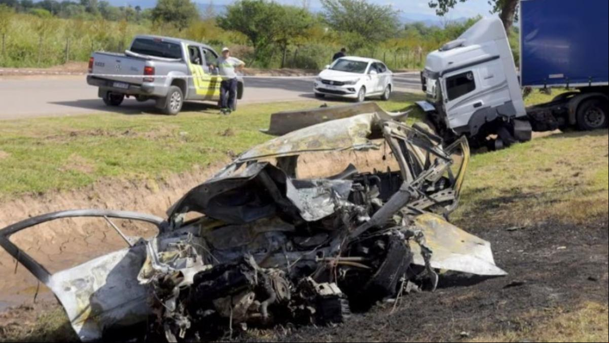 El impactante accidente de tráfico de una pareja: ella se salva al saltar del coche y él muere calcinado El impactante accidente de tráfico de una pareja: ella se salva al saltar del coche y él muere calcinado