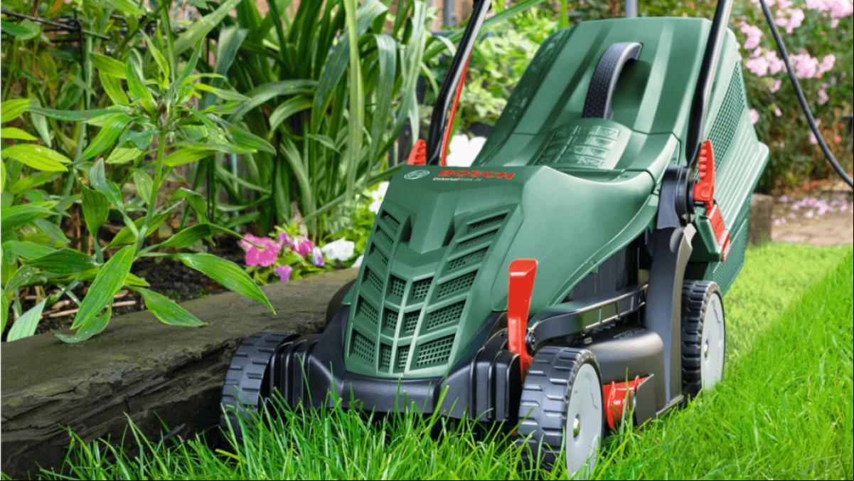 1300W de potencia, 34cm de corte y mínimo histórico en Amazon: así es el cortacésped que cuidará tu jardín
