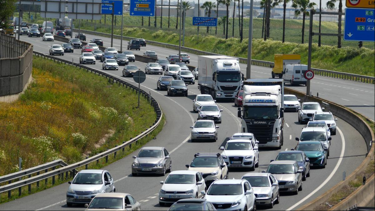 Nueve millones de viajes hasta el lunes: arranca la mayor salida de coches del año en menor tiempo