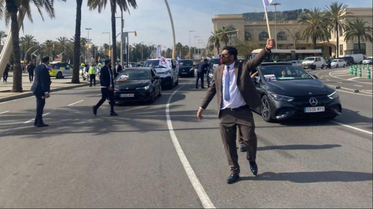 Los VTC circulan en marcha lenta por Barcelona contra la regulación del sector