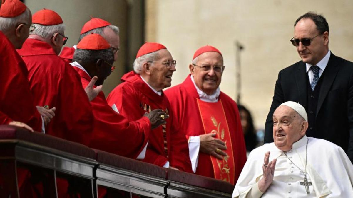 El papa Francisco reaparece por sorpresa en San Pedro y retoma el o con los fieles
