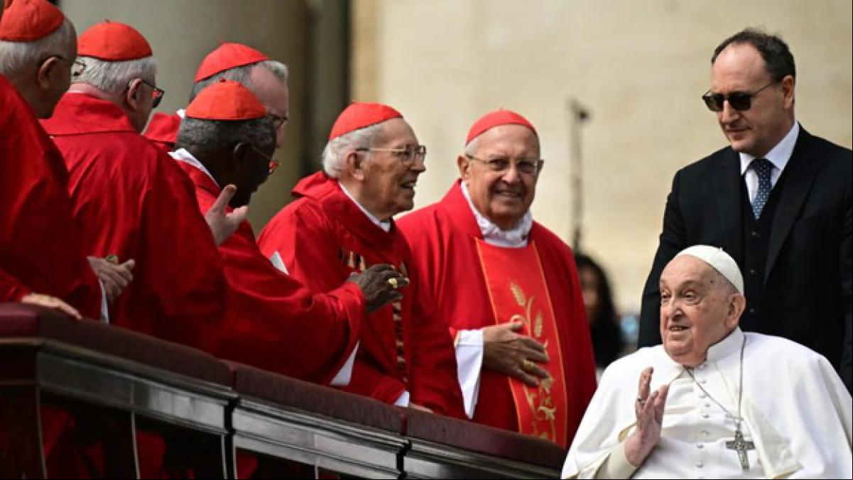 Así ha sido la reaparición sorpresa del papa Francisco en San Pedro
