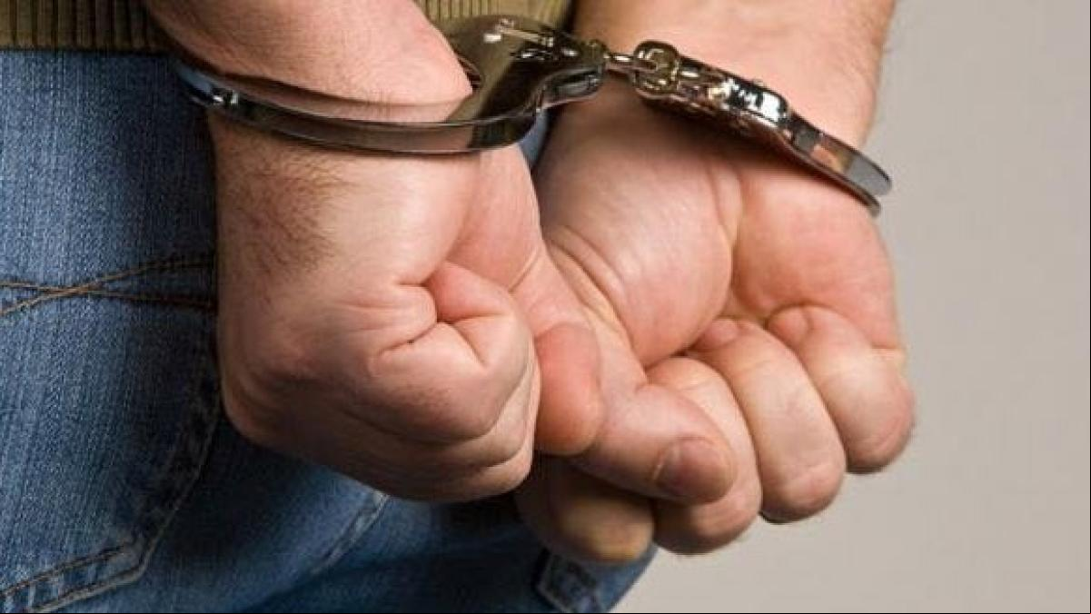 Roban a la fuerza una caja fuerte de un piso y se dan a la fuga con su hijo de 4 años en el coche