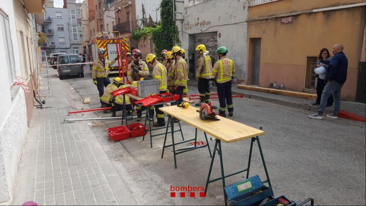 Los vecinos desalojados de Sabadell no podrán volver a casa hasta que el propietario repare los daños