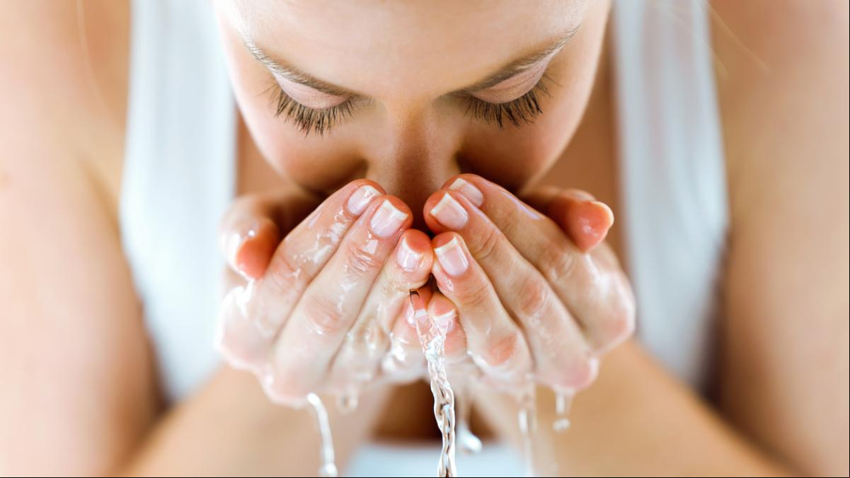 La doble limpieza facial es la clave para una piel suave, limpia y libre de imperfecciones