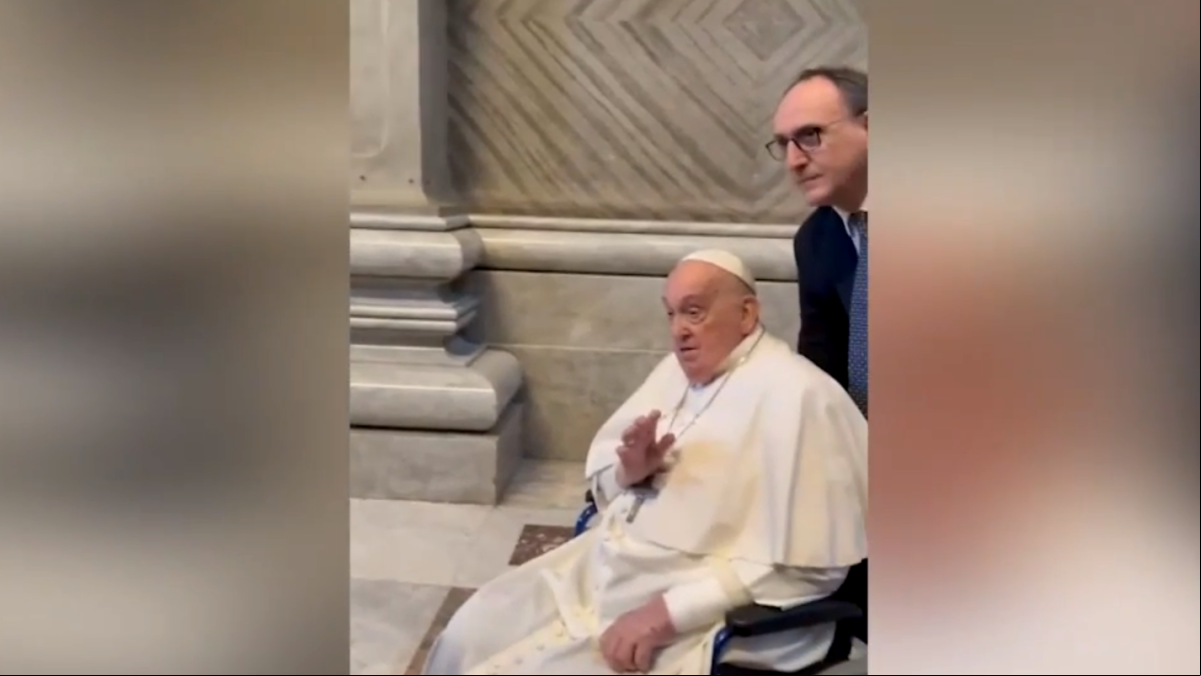 El Papa acude sin oxígeno a rezar a la basílica de San Pedro antes de la celebración de la Vigilia del Sábado Santo