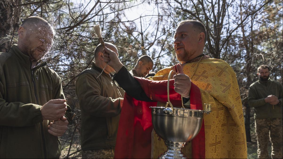 Rússia i Ucraïna s’acusen de violar el breu alto el foc de la Pasqua