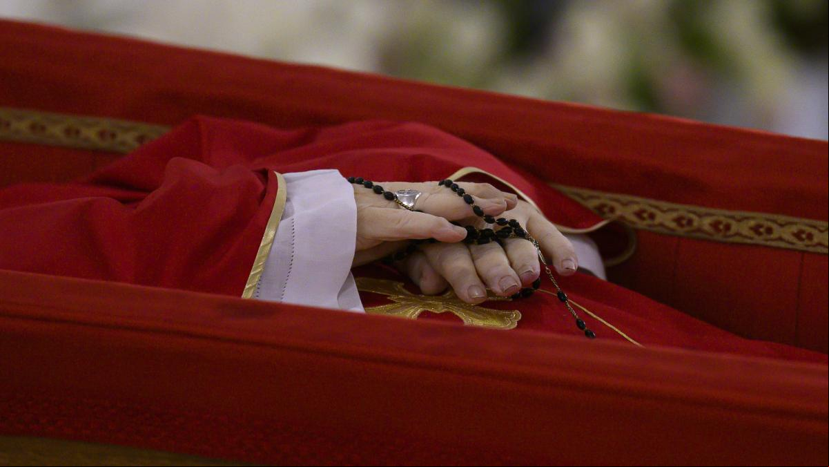 Las imágenes falsas de la muerte del Papa Francisco: una ola global de ciberestafas aprovecha el interés por el fallecimiento del pontífice