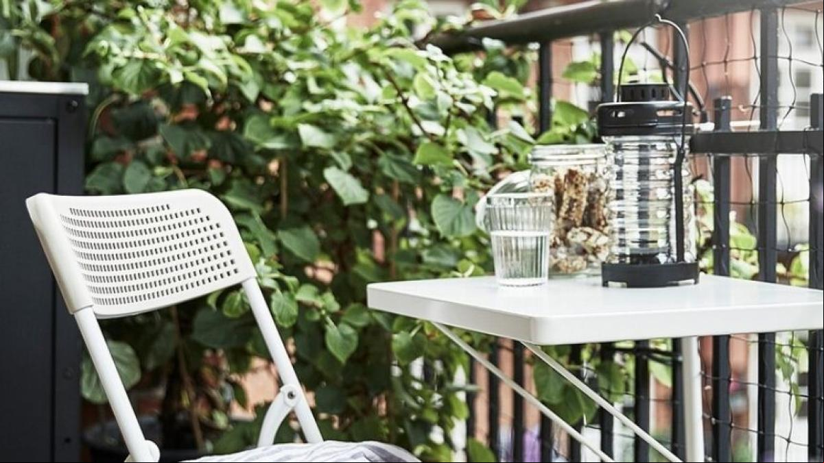 La mesa de Ikea perfecta para aprovechar el espacio en un balcón pequeño que cuesta menos de 20 euros