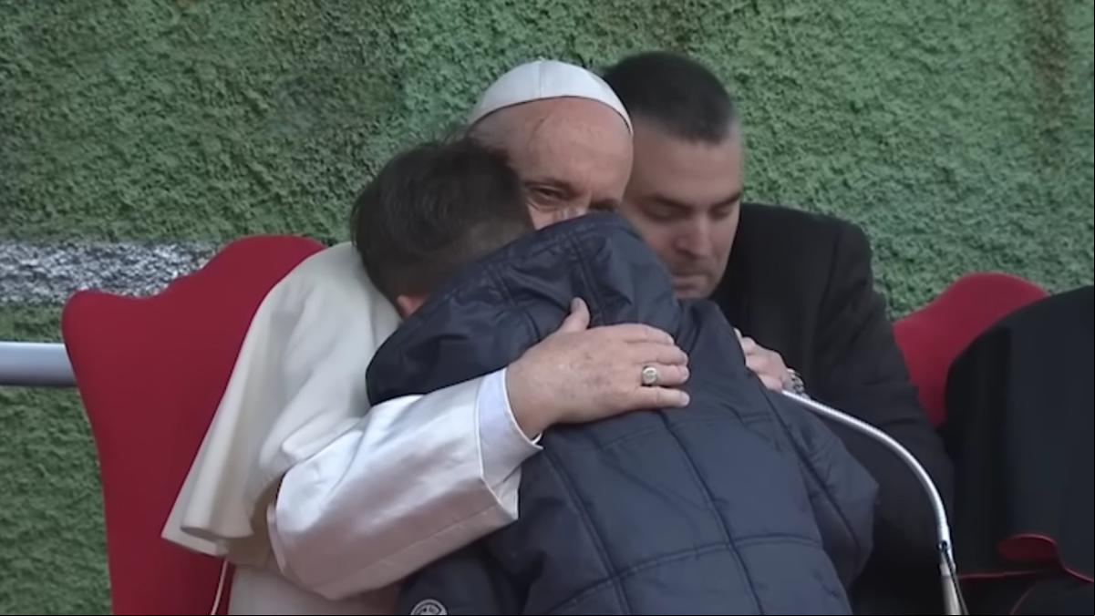 El emotivo gesto del Papa Francisco con un niño que buscaba consuelo tras la muerte de su padre: “Dímelo al oído”