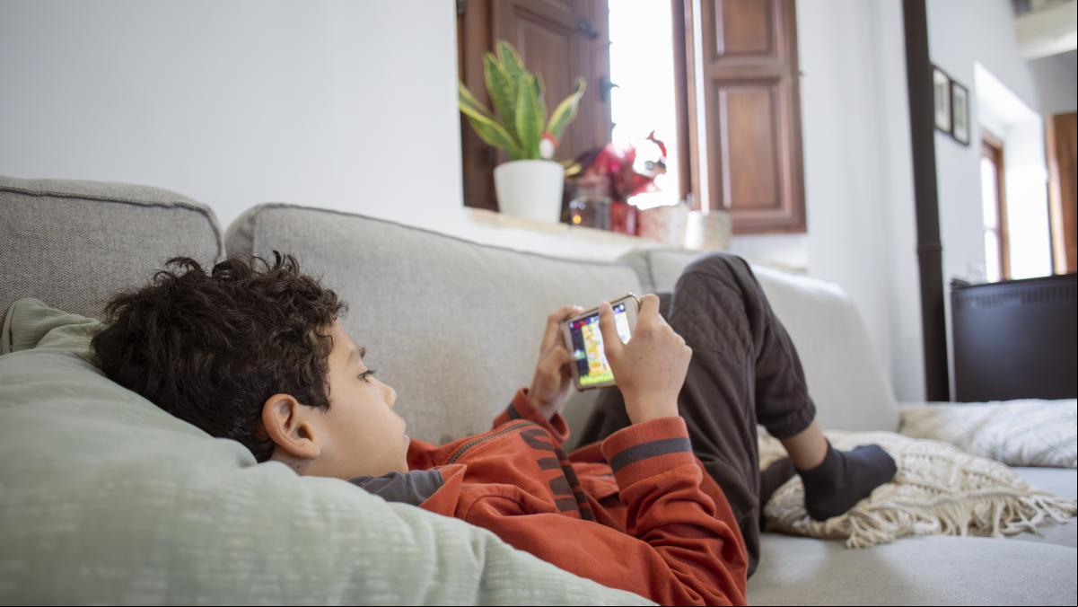 De cefalees a estrès: creixen les patologies associades amb l’ús de pantalles en nens
