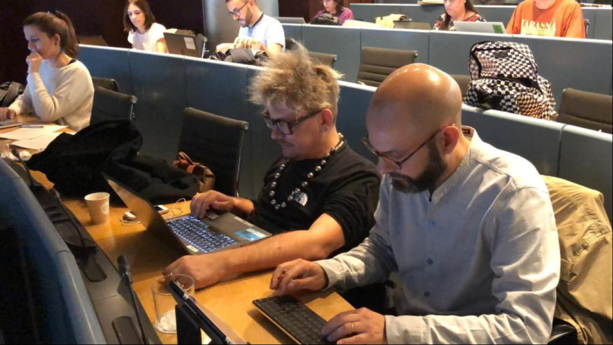 El pleno del Ayuntamiento de Barcelona recuerda al periodista Óscar Muñoz