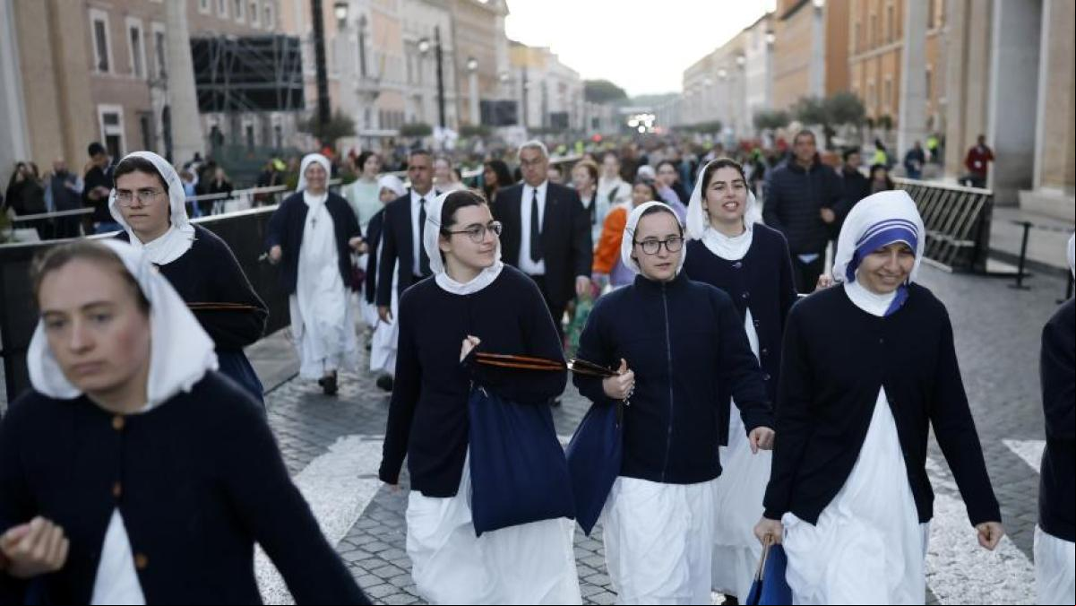 De la cojera de Trump a la reverencia de Macron: las anécdotas del funeral de Francisco