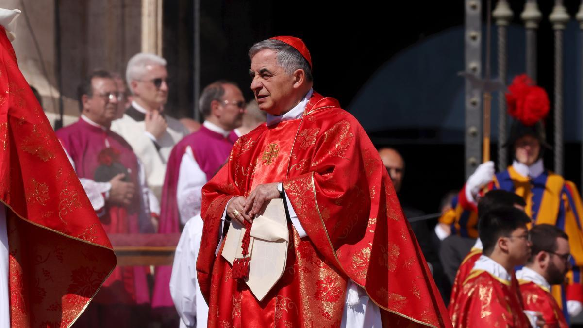 Tensión entre los cardenales, Becciu se aparta y Parolin queda en entredicho