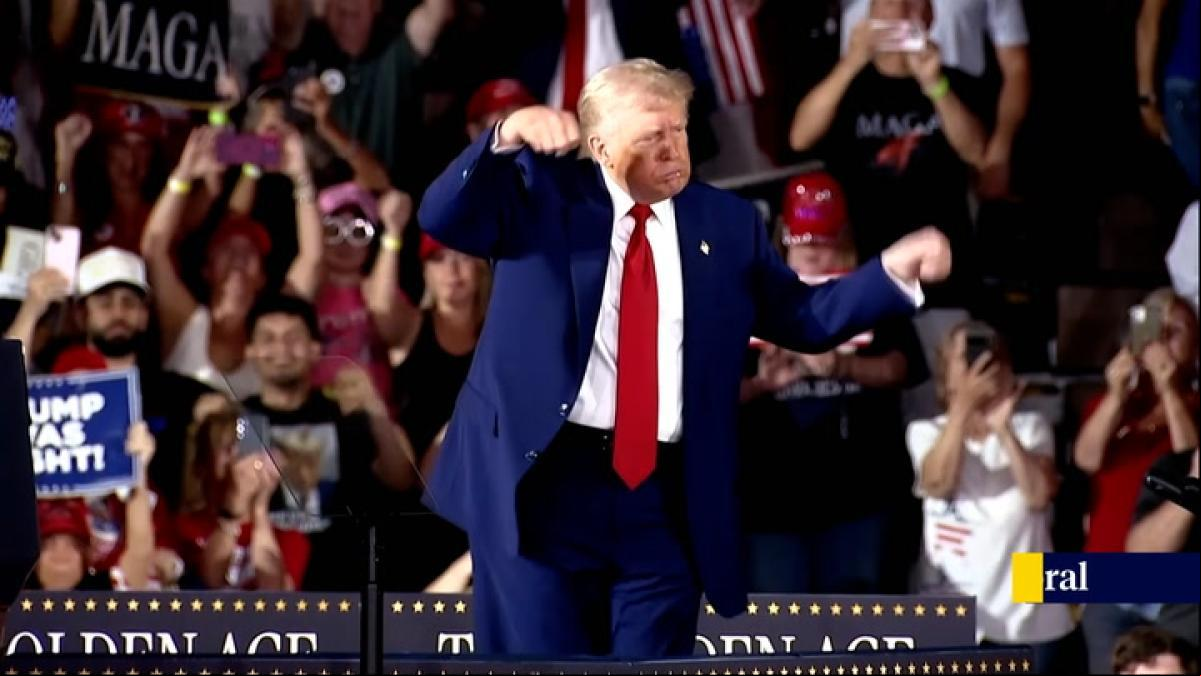 Trump celebra bailando sus cien días en el poder