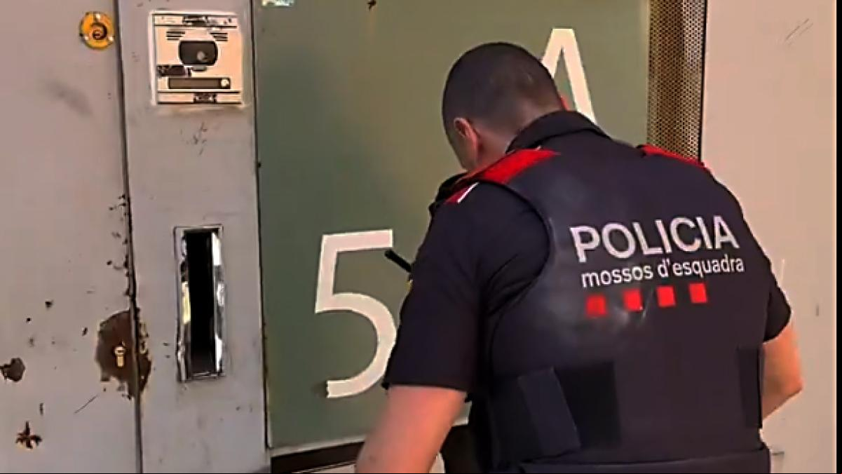 Desocupación exprés de veinte viviendas en Badalona allanadas durante la noche del apagón