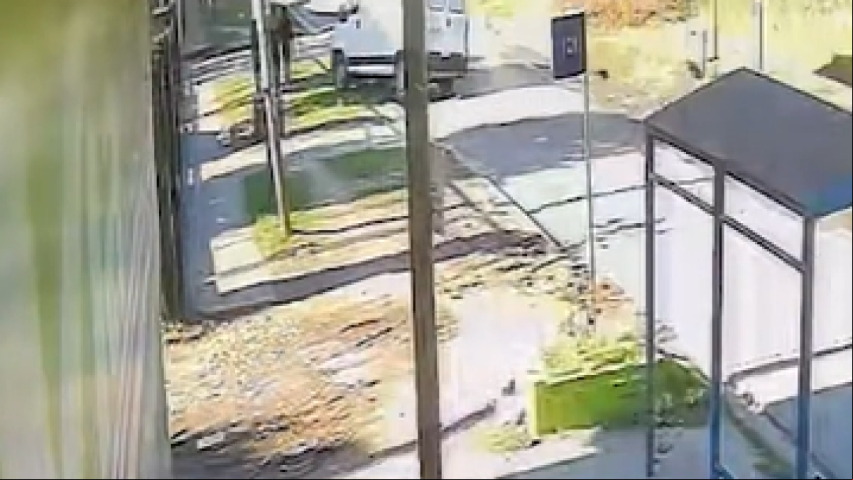 Le dan una camioneta para tapizar, sale borracho a dar una vuelta y mata a una chica de 16 años