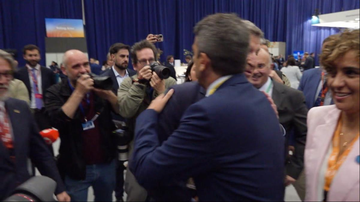 Así ha sido el abrazo entre Feijóo y Mazón en el congreso del PPE en València