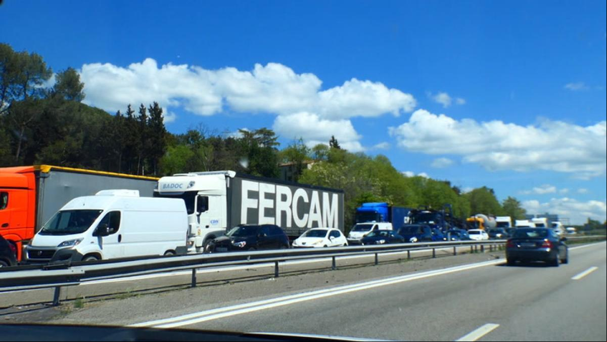 La gran retención de camiones en la AP-7 en Girona