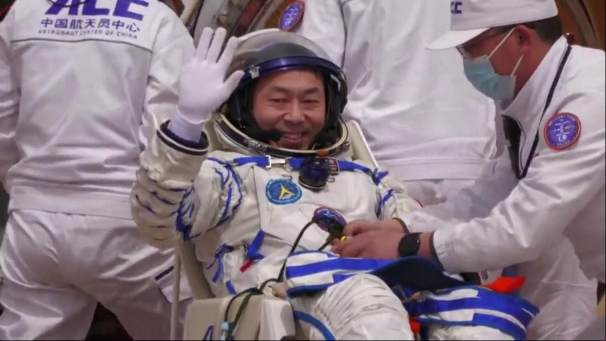 La cápsula de retorno Shenzhou-19 aterriza con todos los astronautas sanos y salvos