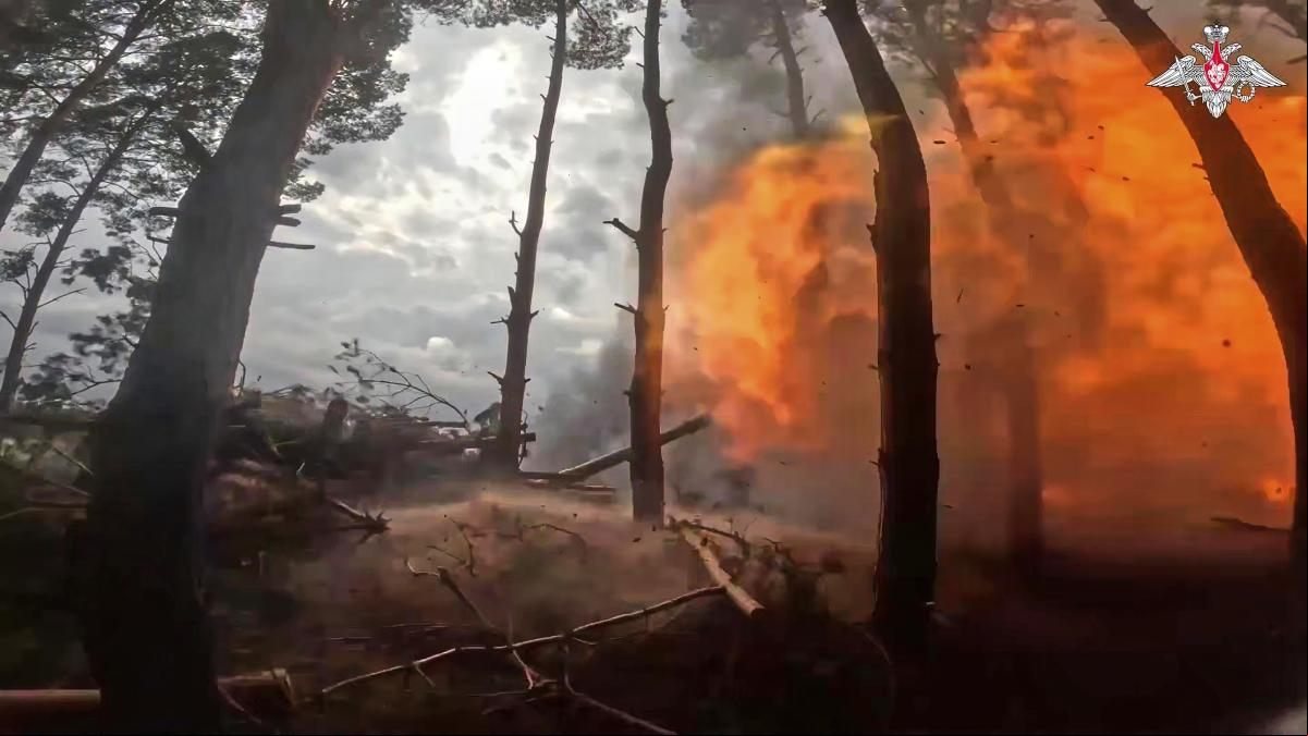 Rusia acusa a Ucrania de un ataque mortal con drones en Jersón mientras que Kyiv lo niega