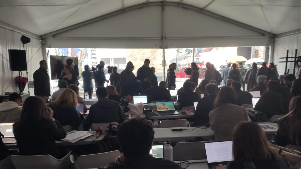 Un breve apagón deja unos minutos sin luz la carpa de prensa de los actos del 2 de Mayo