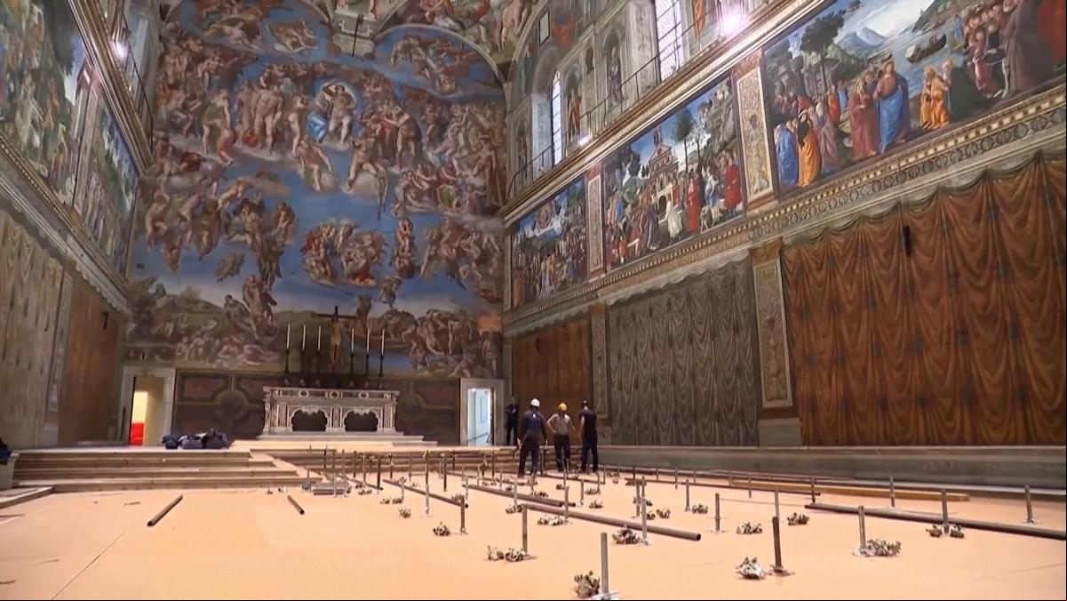 Así se prepara el interior de la Capilla Sixtina para celebrar el Cónclave