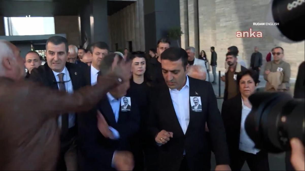 El líder de la oposición turca agredido en plena calle en Estambul