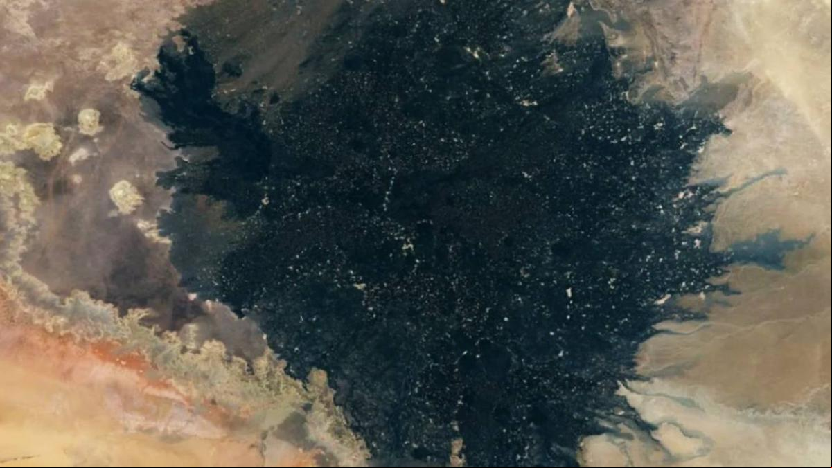 Ni un agujero negro ni un lago oscuro: la explicación detrás de la misteriosa mancha en medio del desierto del Sáhara, visible desde el espacio