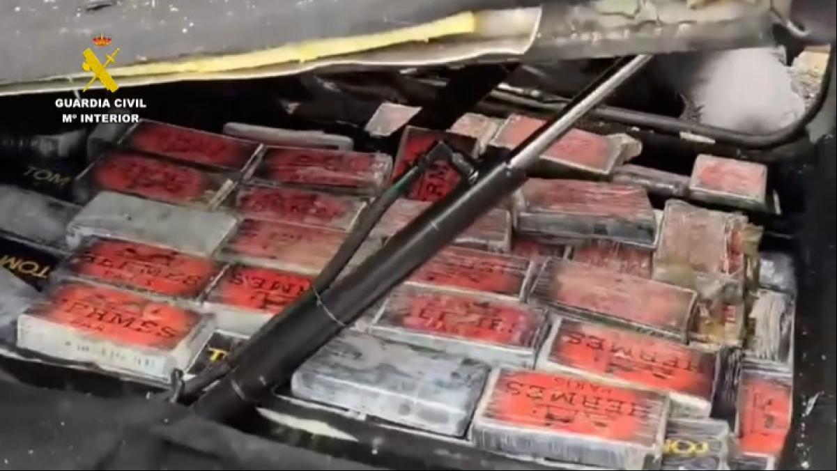 Intervienen en tres coches más de 500 kilos de cocaína introducida por la costa de Huelva